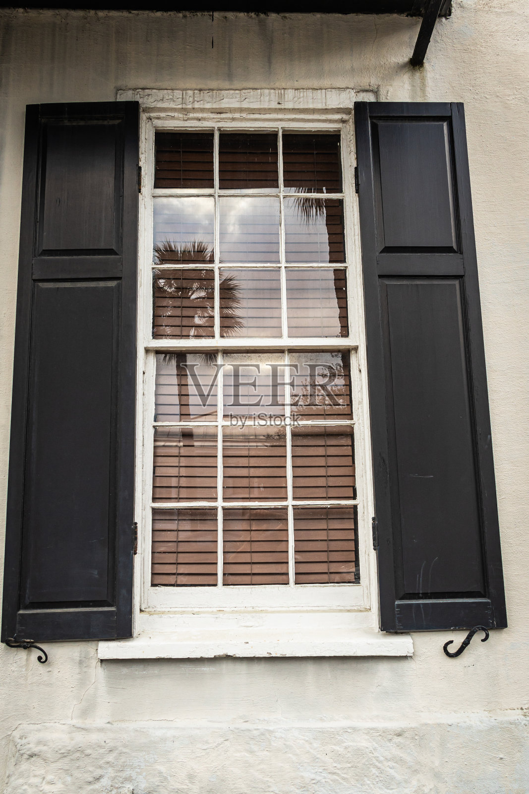 殖民地时期住宅的彩色窗户特写照片摄影图片