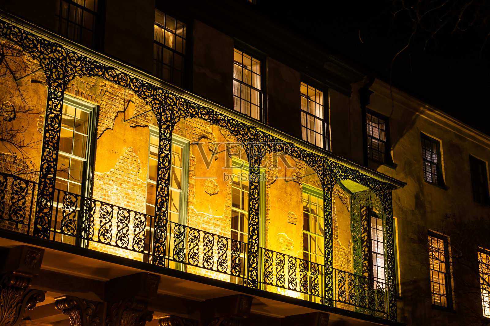 一座砖房的一侧在夜间灯火通明，使它看起来像闹鬼一样照片摄影图片