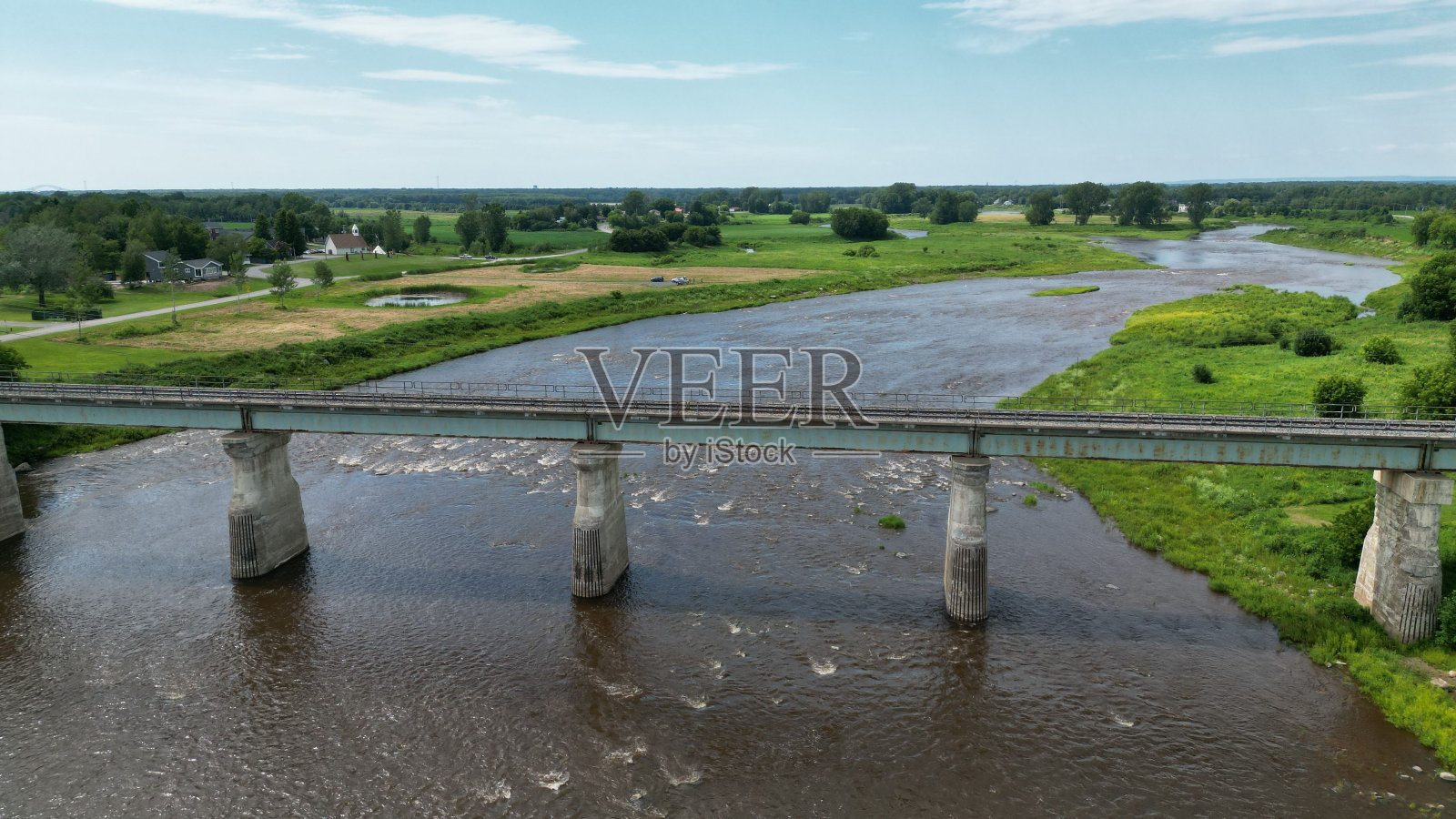 加拿大魁北克省沃里纳克，一座历史悠久的火车桥横跨河流照片摄影图片