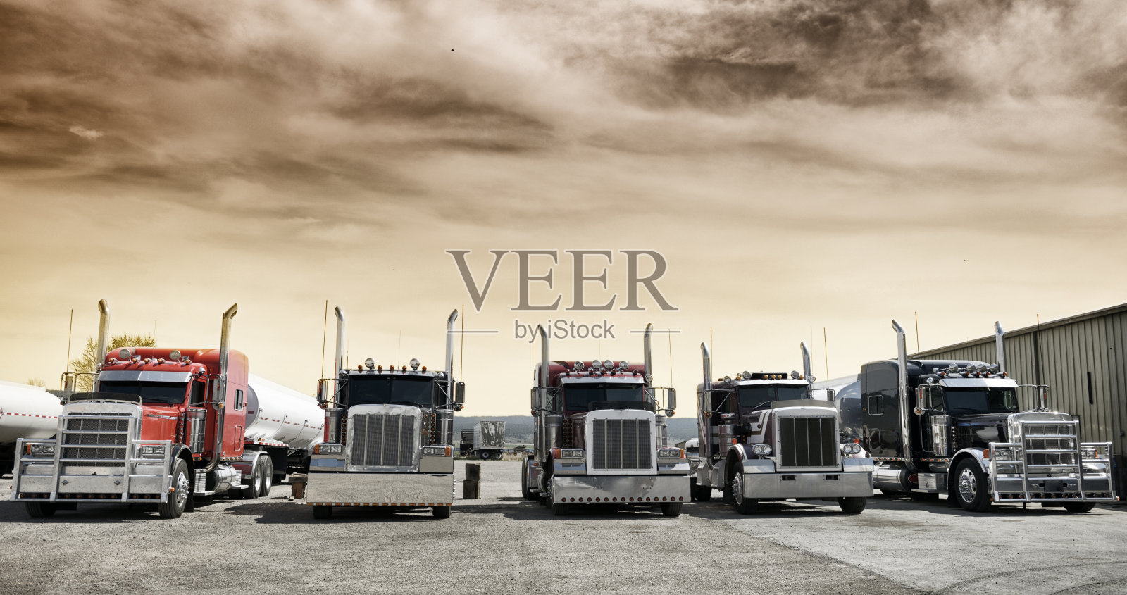 卡车车队。照片摄影图片