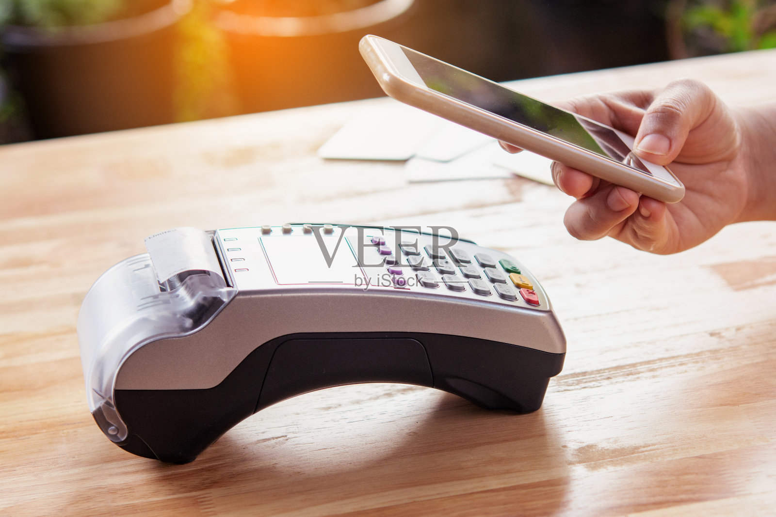 智能手机非接触式支付。使用NFC技术支付照片摄影图片