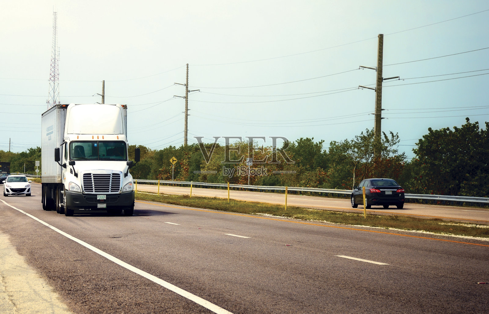 公路上的卡车。照片摄影图片