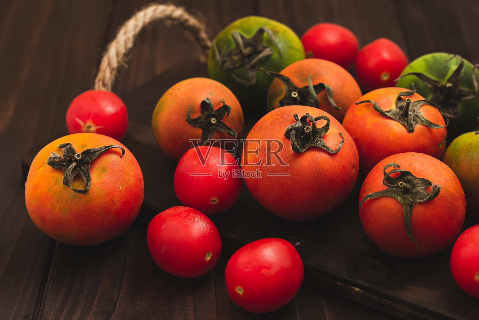 整个彩色番茄的集合在木制背景上，番茄静物照片摄影图片