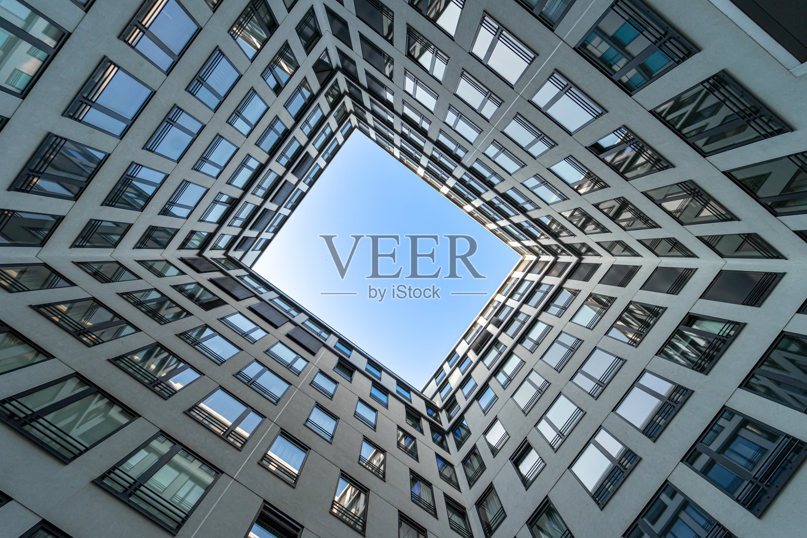 现代办公大楼的低角度视图，对着清澈的蓝天照片摄影图片