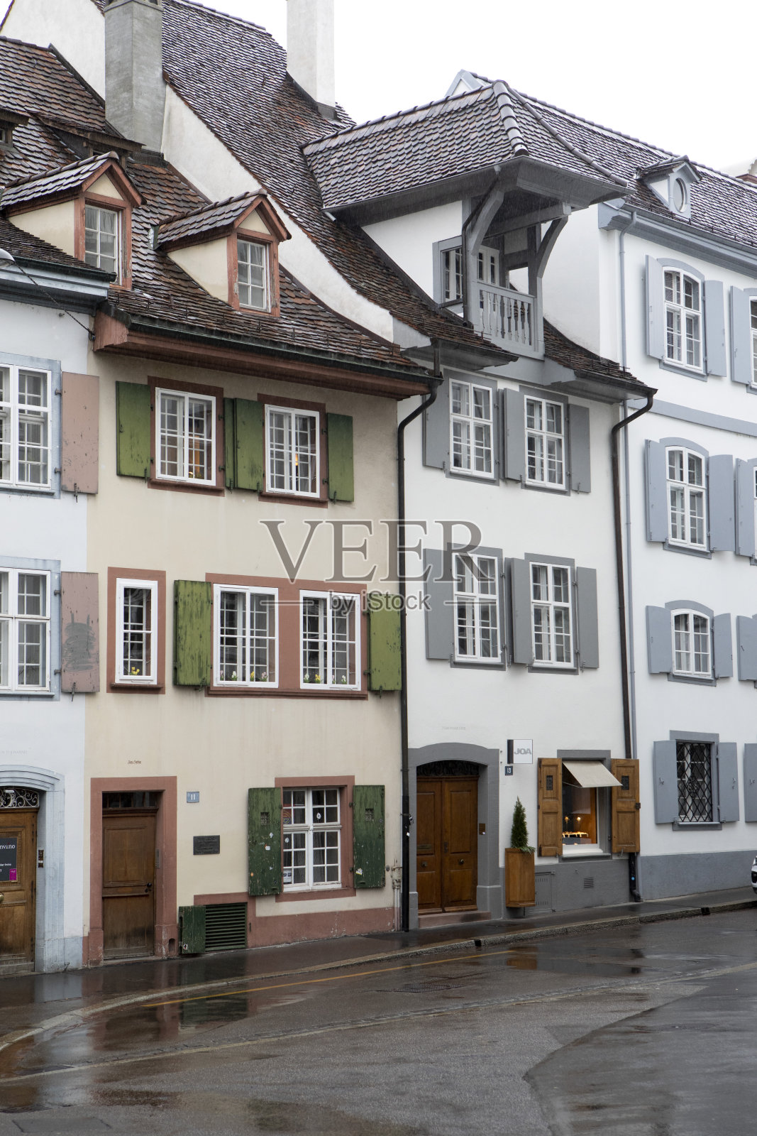 空旷街道上的老建筑，还有潮湿的地面照片摄影图片