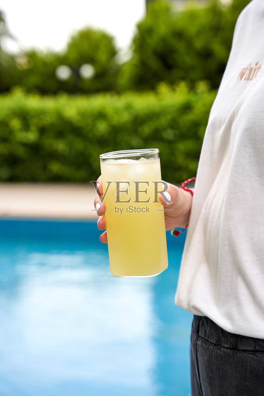 清凉饮料和游泳池照片摄影图片