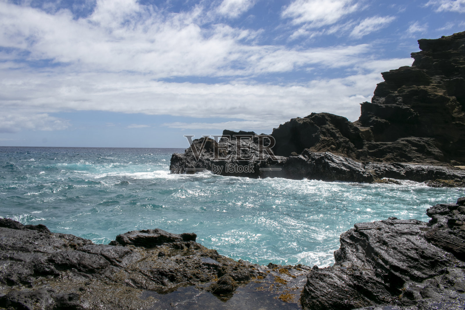 碧绿的海水从崎岖的海岸线照片摄影图片