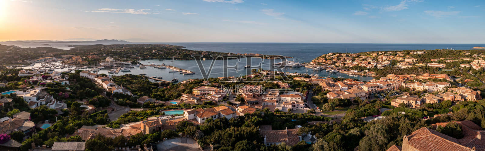 鸟瞰图在波尔图切尔沃夏季日落全景，意大利著名的豪华度假村在海岸斯梅拉达，撒丁岛照片摄影图片