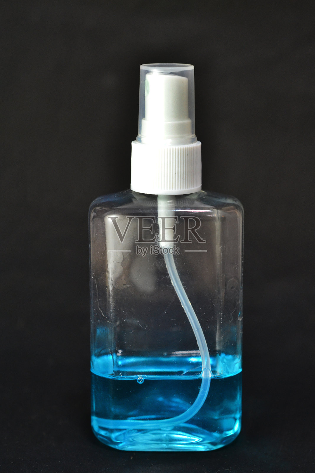 一瓶香水放在黑色的背景上照片摄影图片