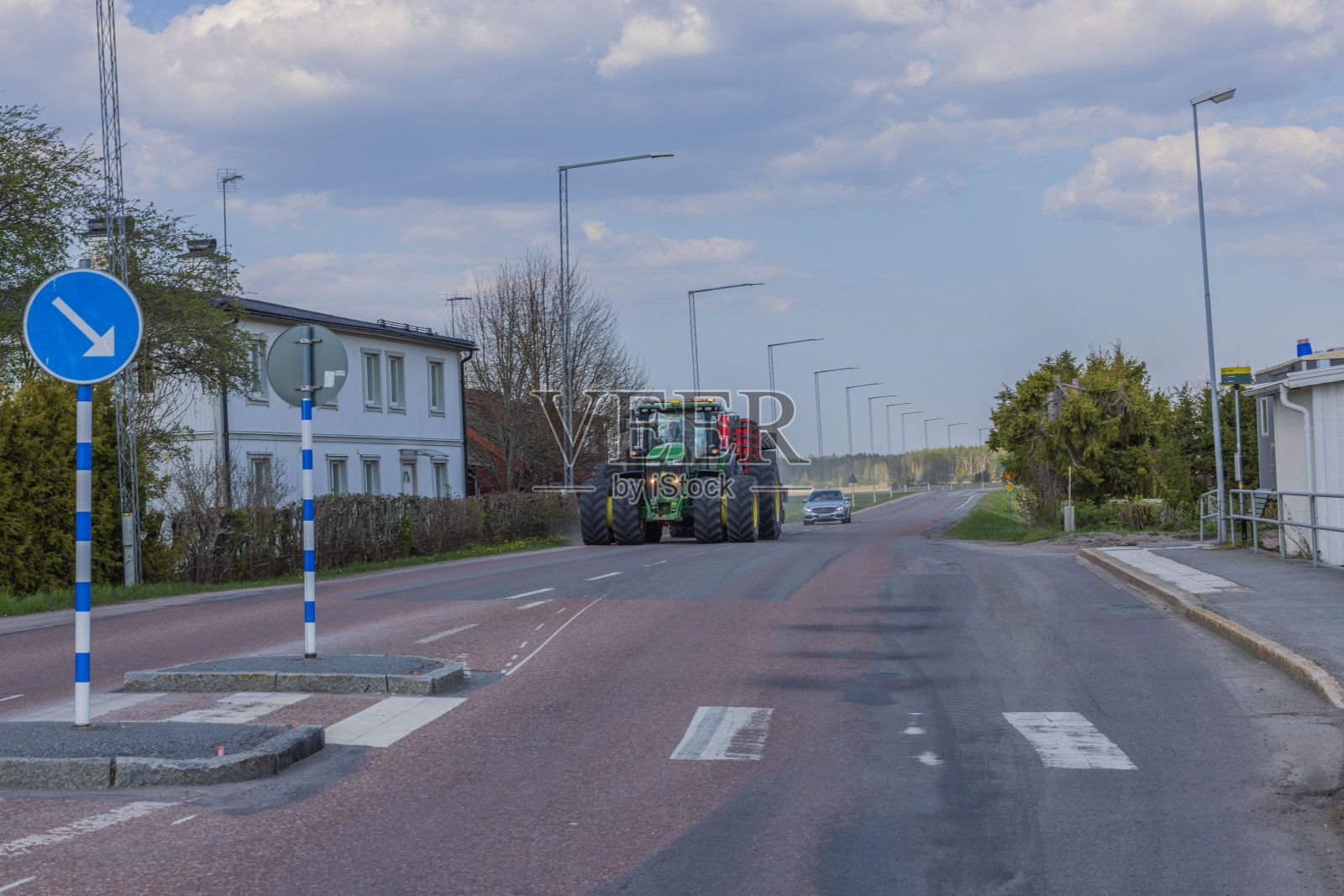 大型农用车在农村道路上行驶。照片摄影图片