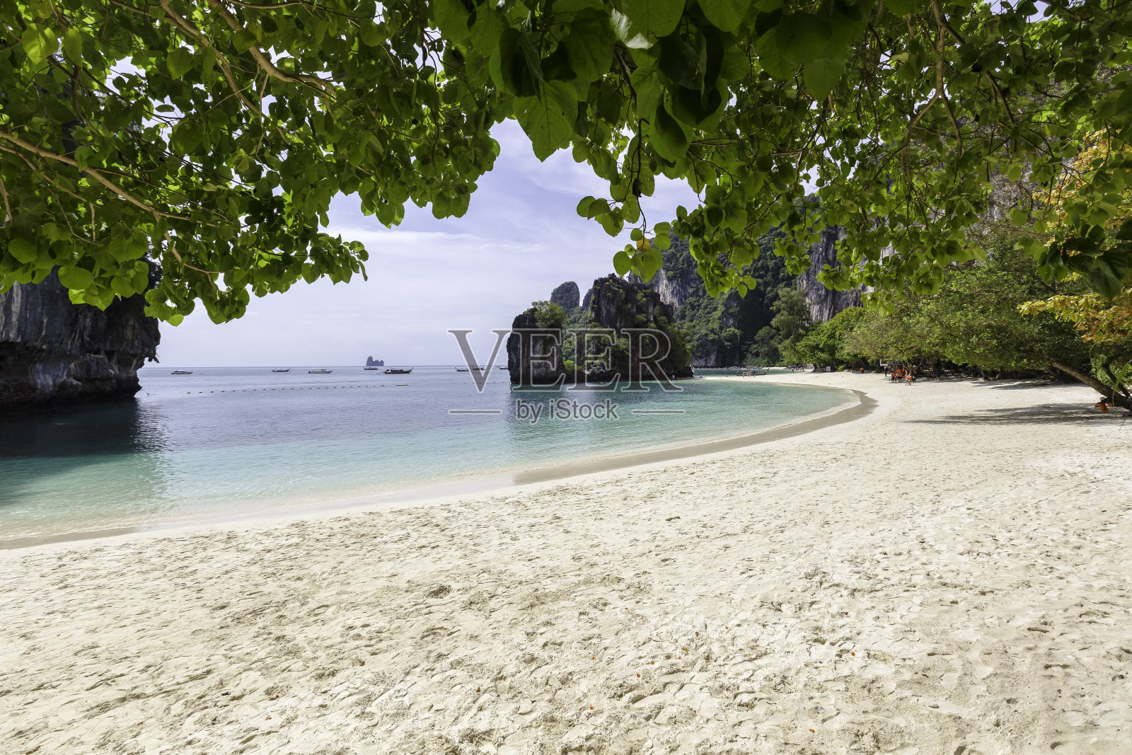 美丽的热带白色沙滩，蓝天碧海，位于泰国甲米海岸外安达曼海的洪岛照片摄影图片