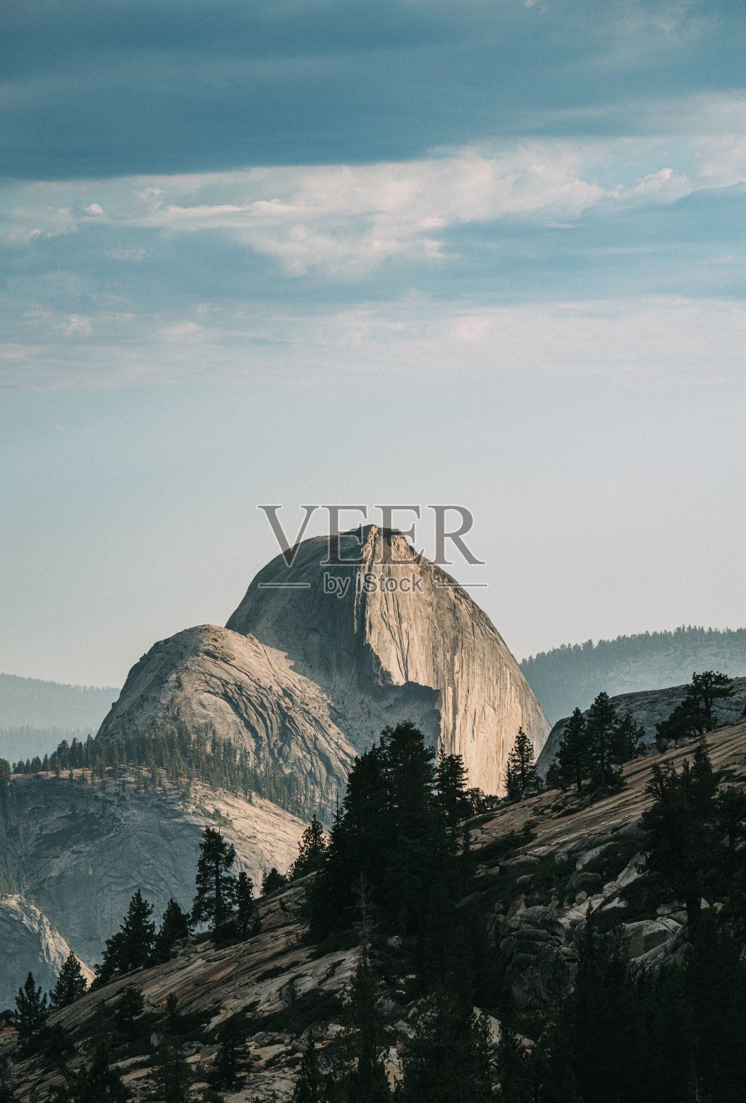 从俄勒冈州约塞米蒂的约塞米蒂山顶上的景色照片摄影图片
