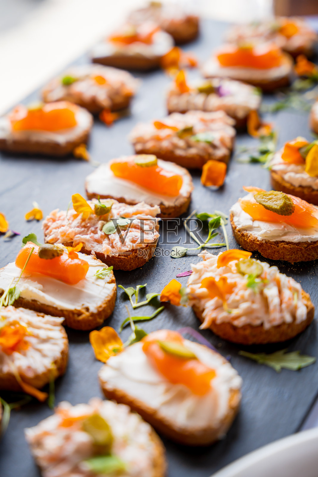 三文鱼串的食物。婚礼午餐和自助餐。庆祝活动或聚会，晚餐和食物在黑色黑板上照片摄影图片