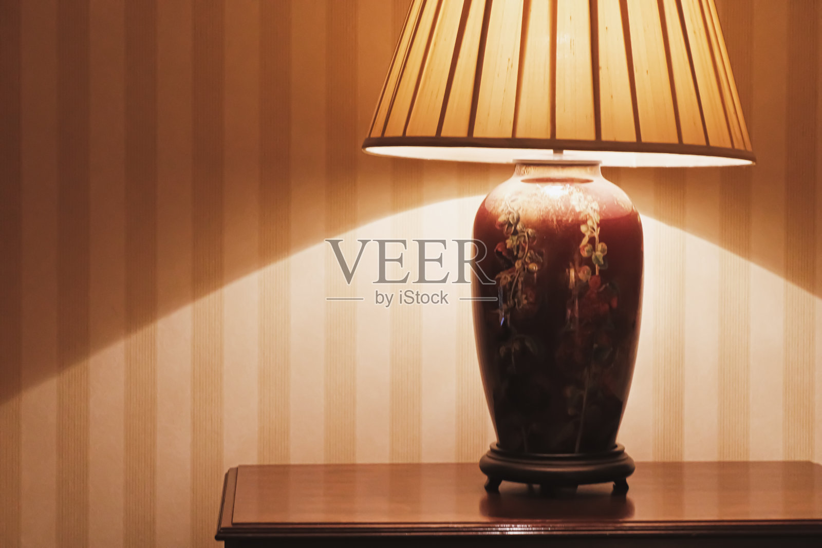 古董台灯在经典的英式乡村室内装饰照片摄影图片