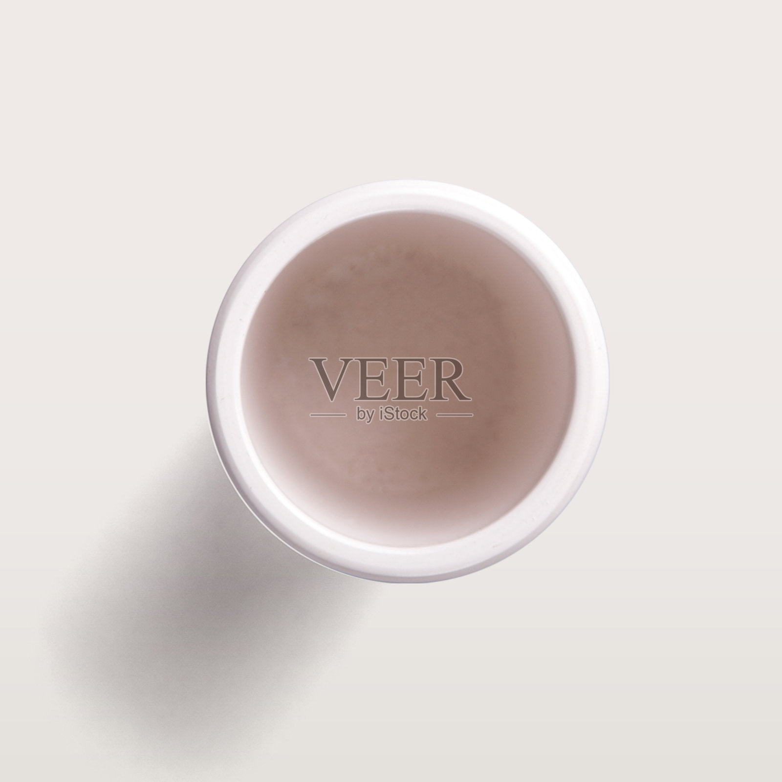 白色的空小圆壶与平面布局的概念孤立在白色的背景。照片摄影图片