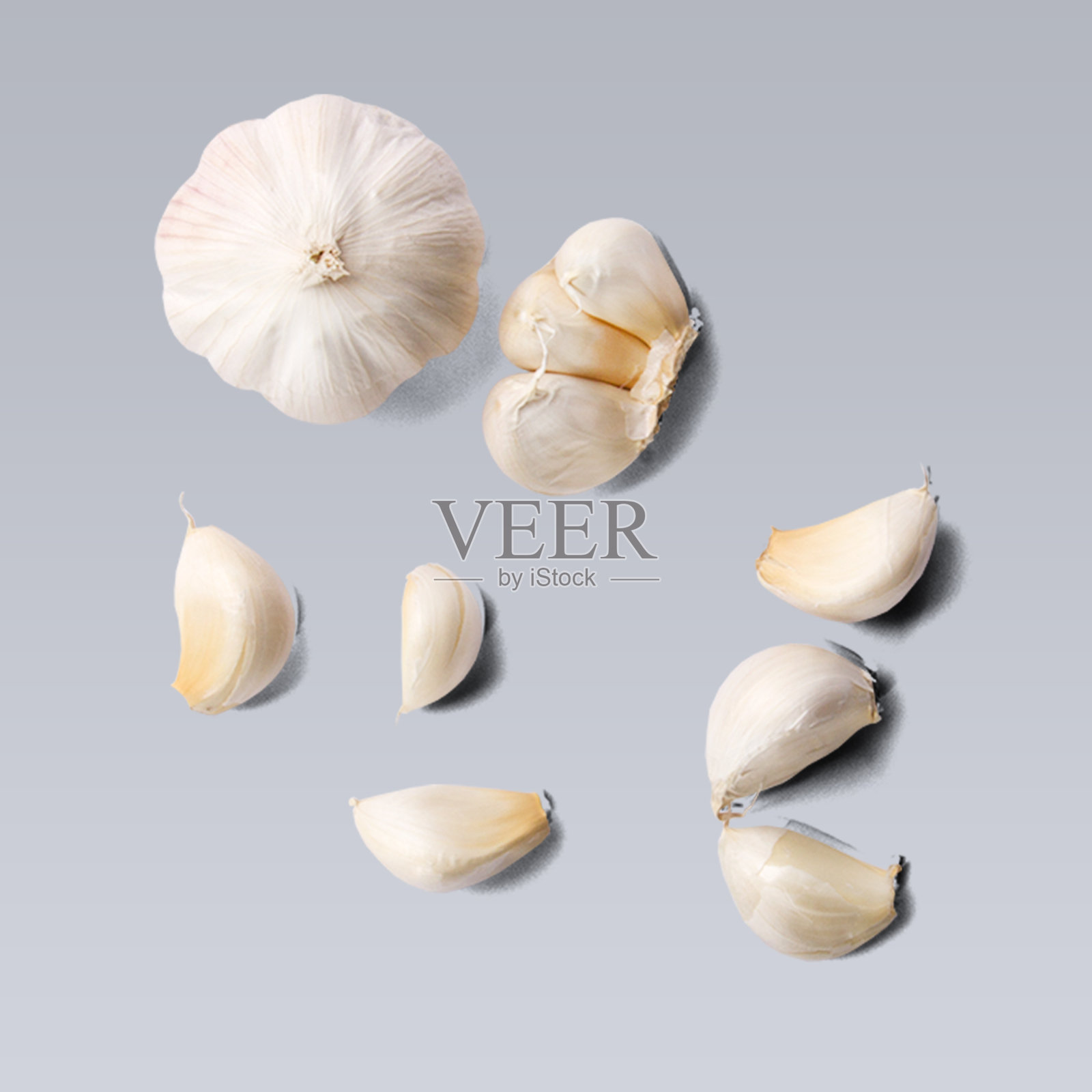 白色背景下的白色大蒜球茎。照片摄影图片