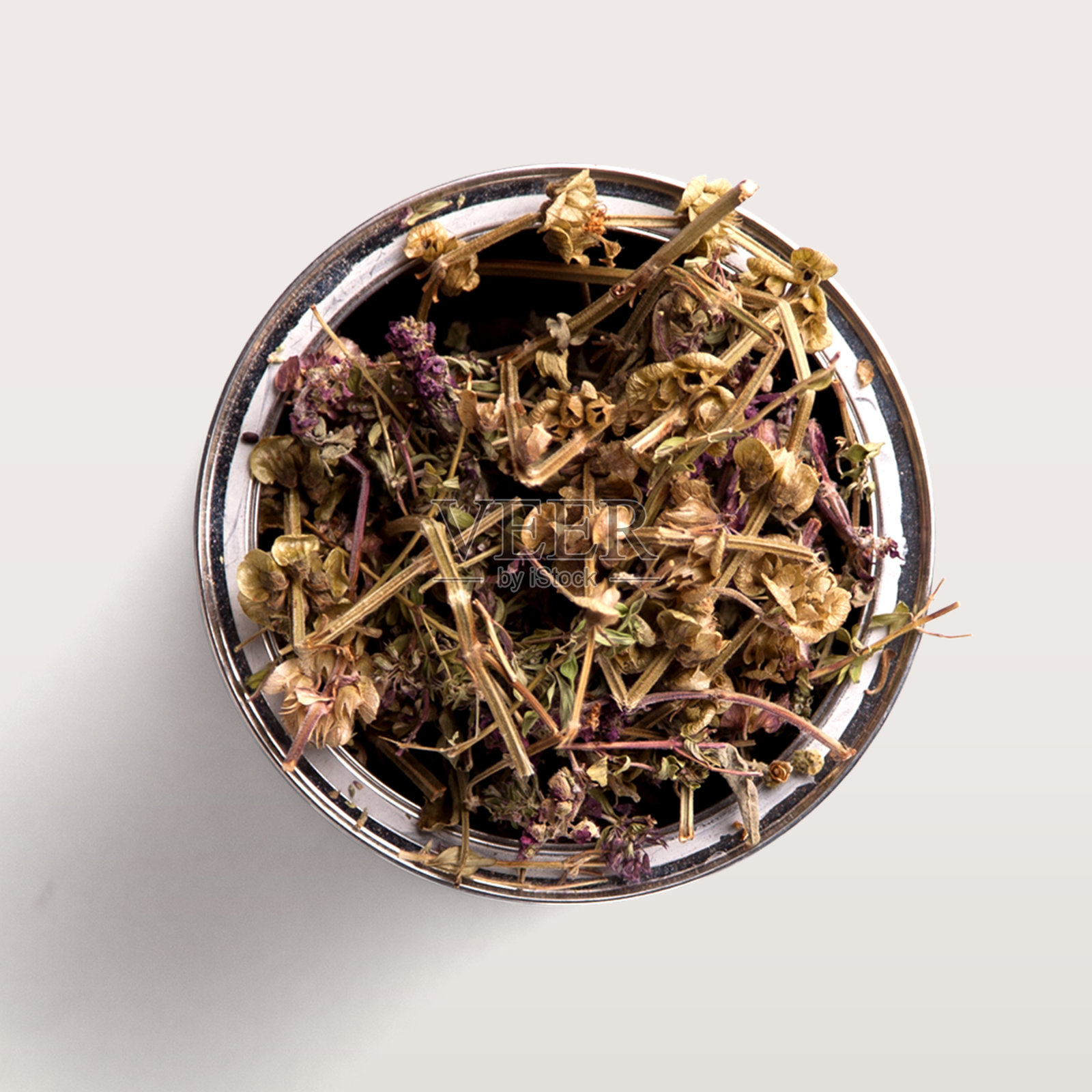 金属锡与茶与平面布局概念隔离在白色背景。照片摄影图片