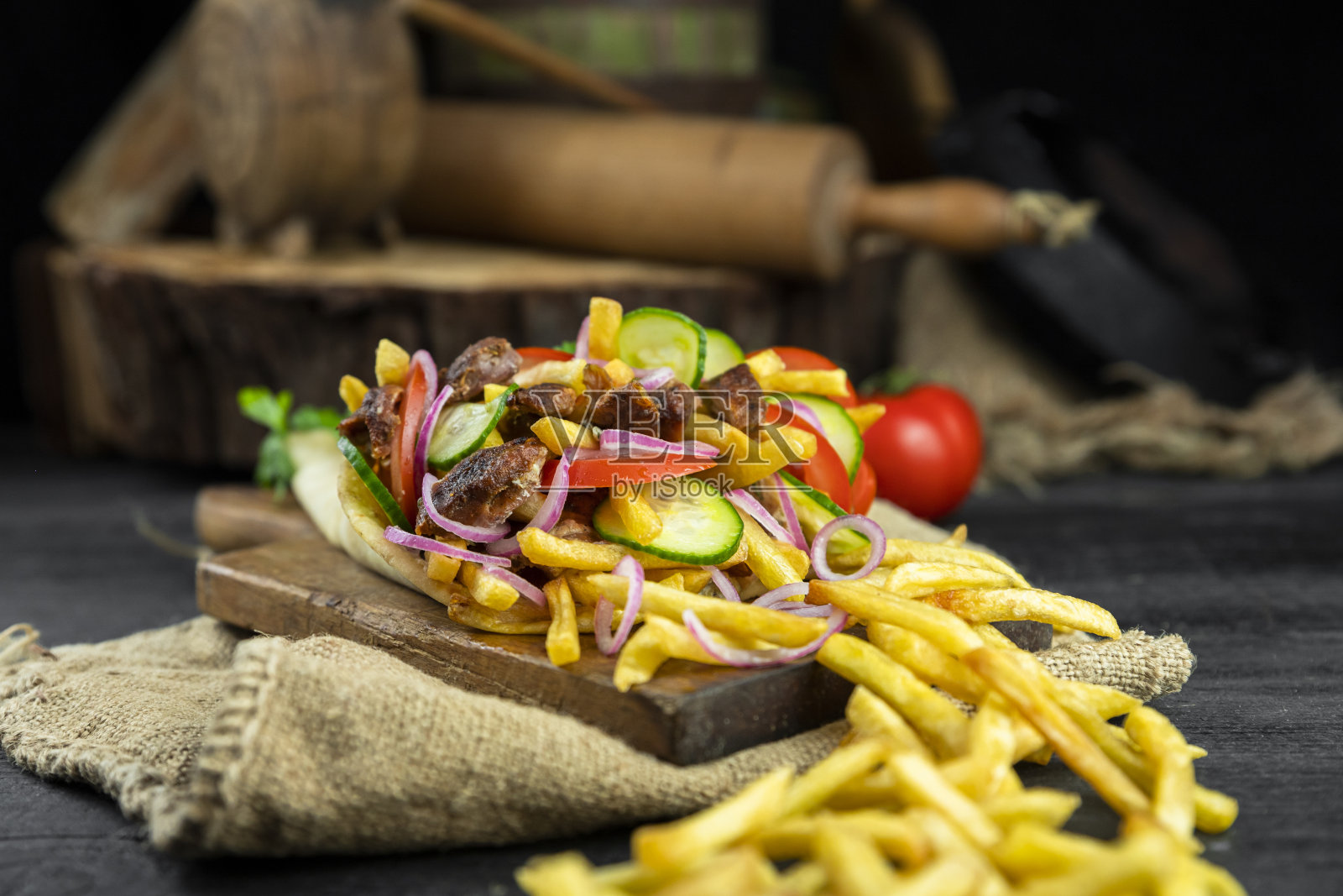 希腊陀螺用皮塔饼包在木板上照片摄影图片