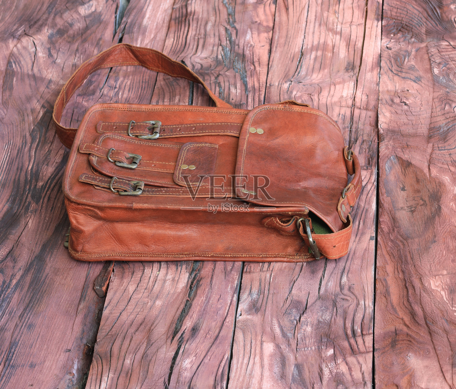 木制背景上的复古皮包照片摄影图片