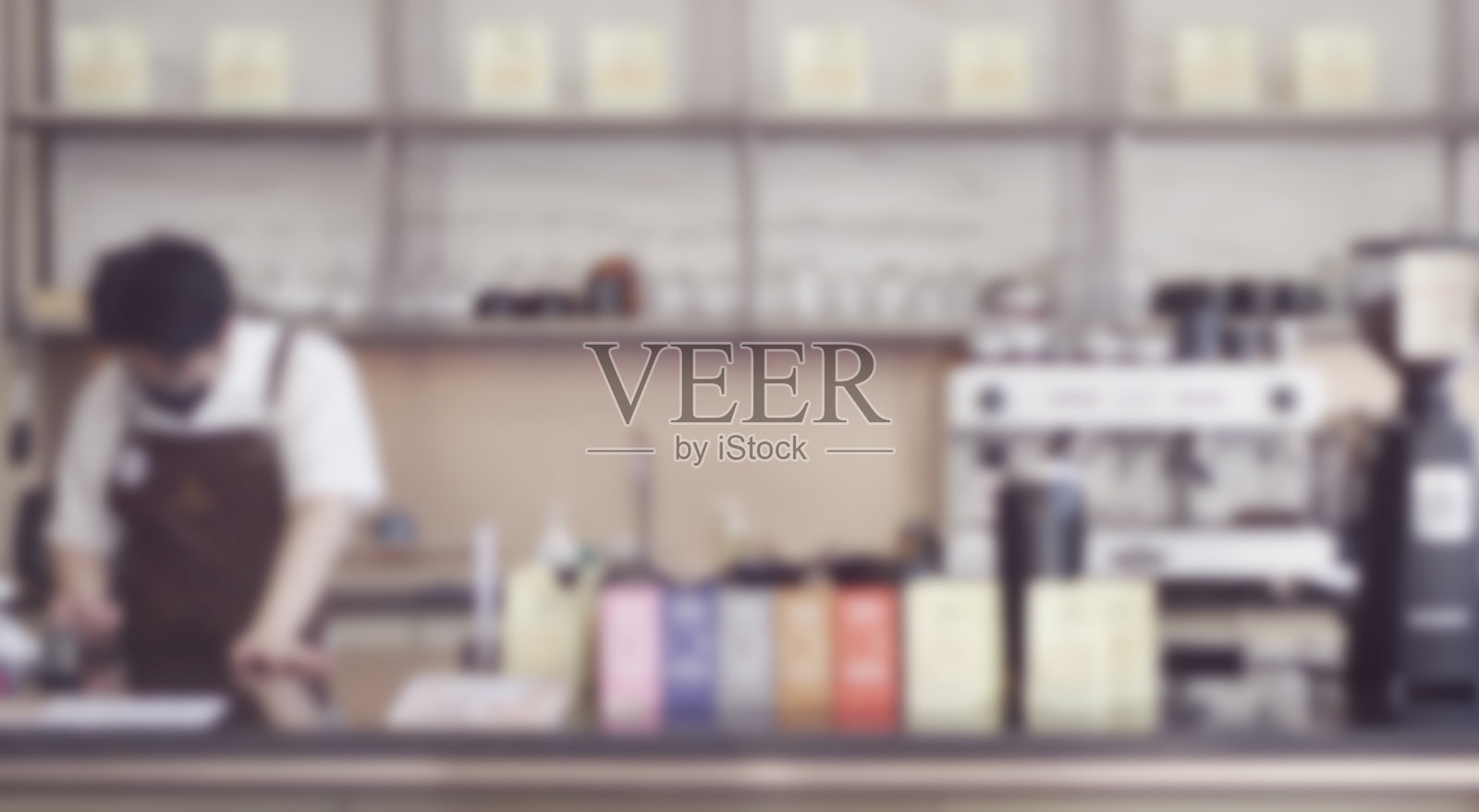 模糊的人在咖啡馆或咖啡馆餐厅与抽象散景光图像背景。店内人员模糊背景或设计关键视觉布局照片摄影图片