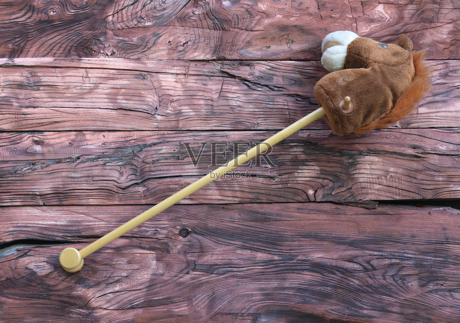 木制背景上的玩具马头照片摄影图片