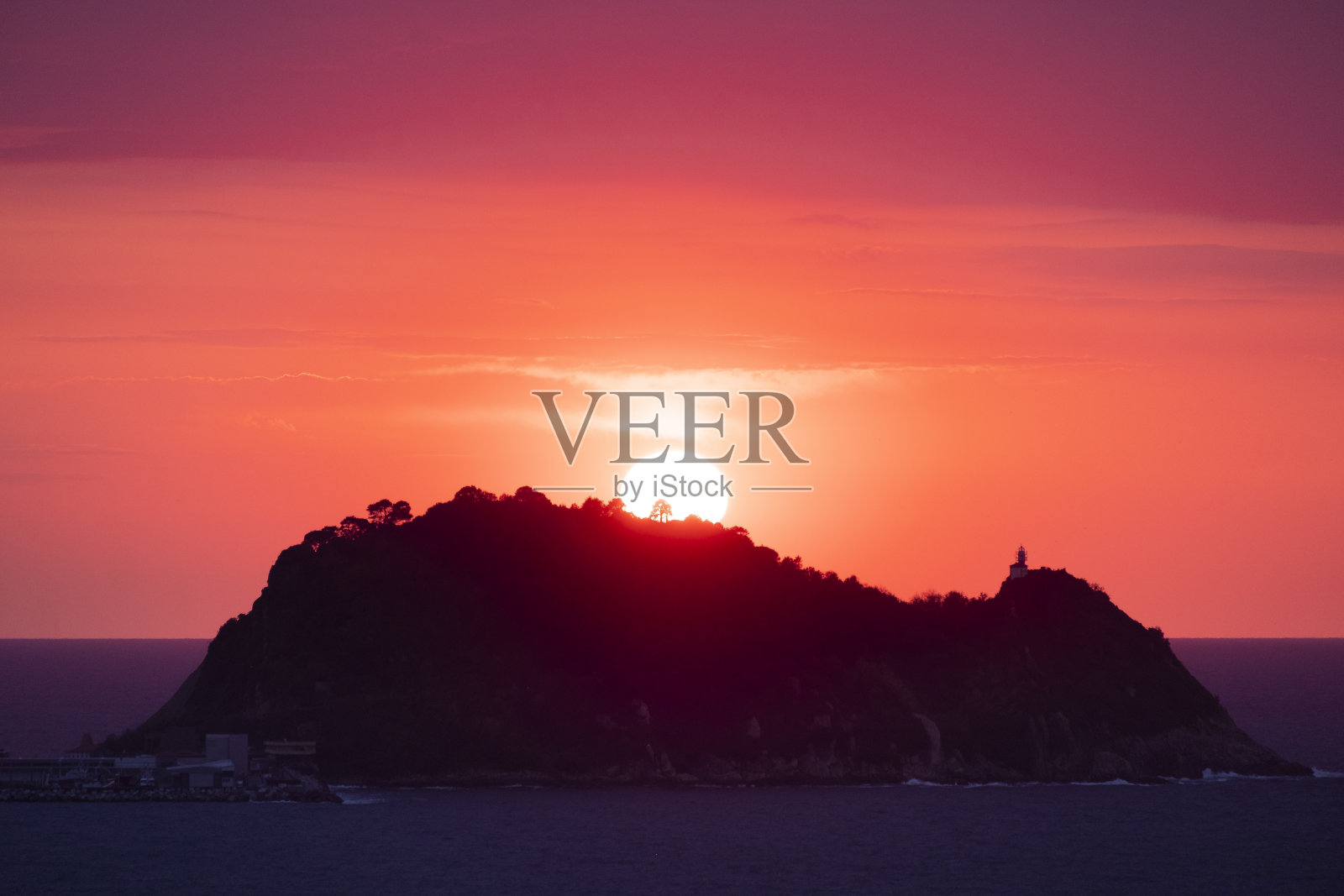 日落的太阳在海和海岸的Getaria, Euskadi照片摄影图片