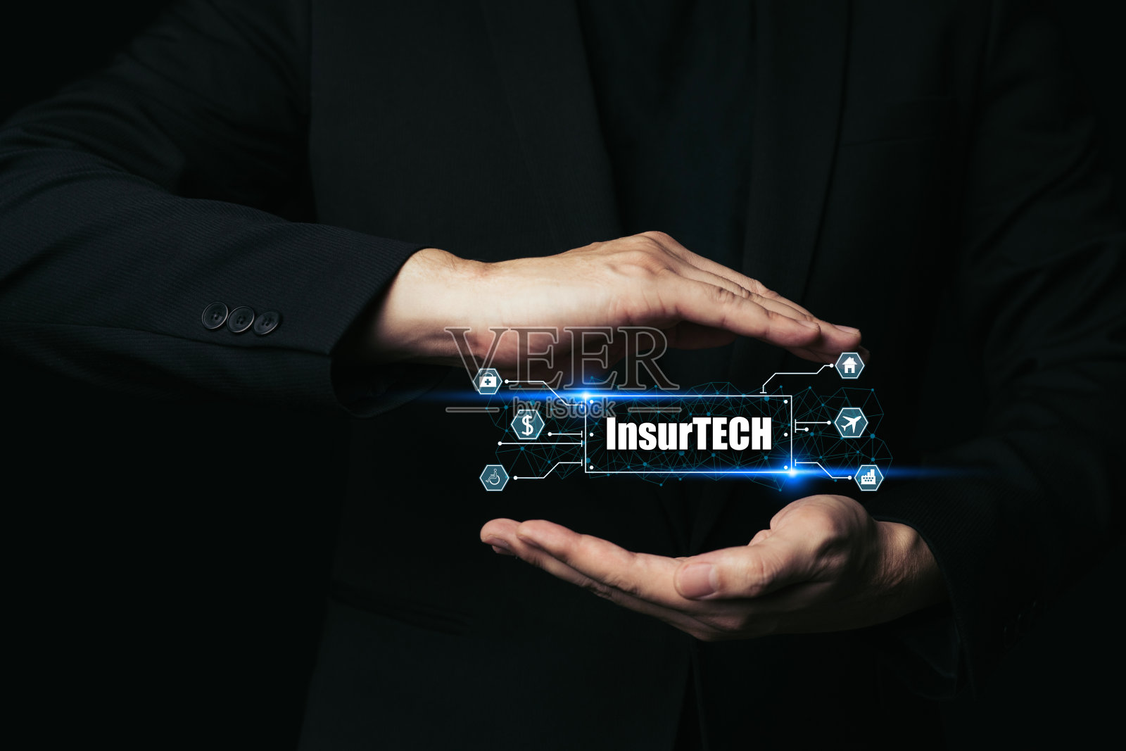 保险科技(Insurtech)概念，商人保护保险科技之手。照片摄影图片
