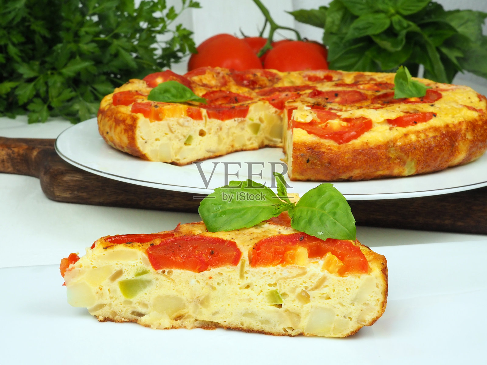 西班牙煎蛋配土豆，西红柿和西葫芦照片摄影图片