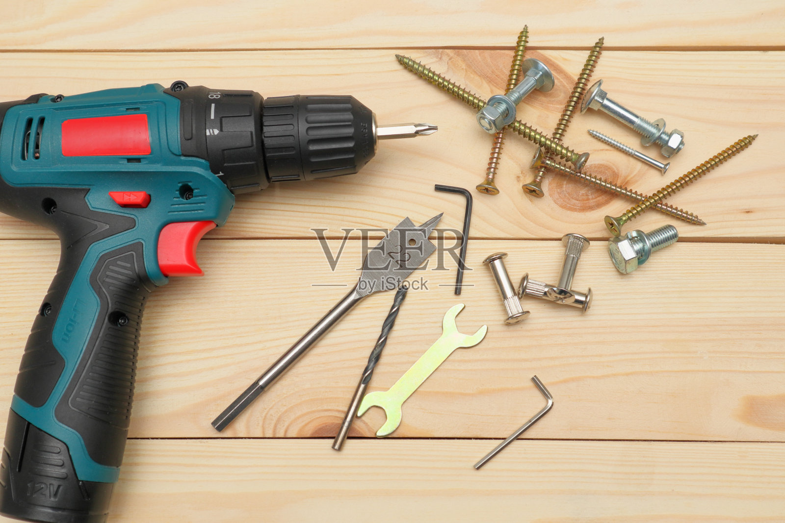 木桌工具一套，电动螺丝刀一套，钻头一套，螺丝带螺栓。木制背景上的工作工具。手工具特写照片摄影图片