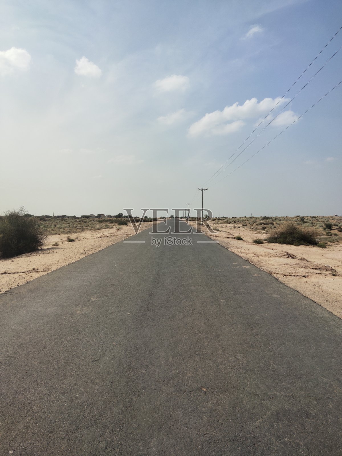 沙漠中荒凉的道路景象照片摄影图片