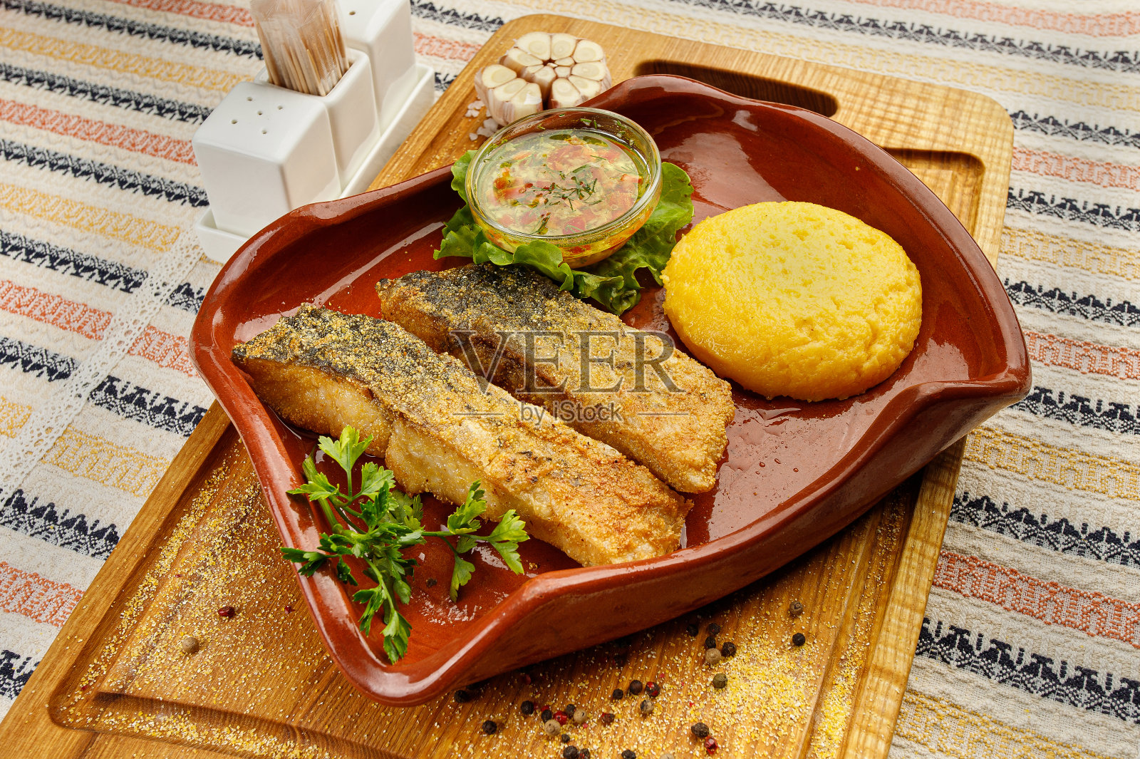 烤鱼块配玉米粥特写照片摄影图片