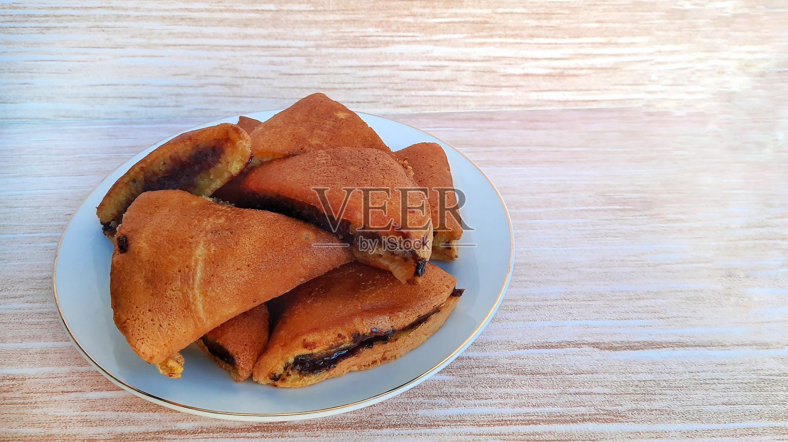 Martabak manis或Martabak terang bulan，印度尼西亚的小吃，像煎饼一样的蛋糕，上面有各种浇头照片摄影图片