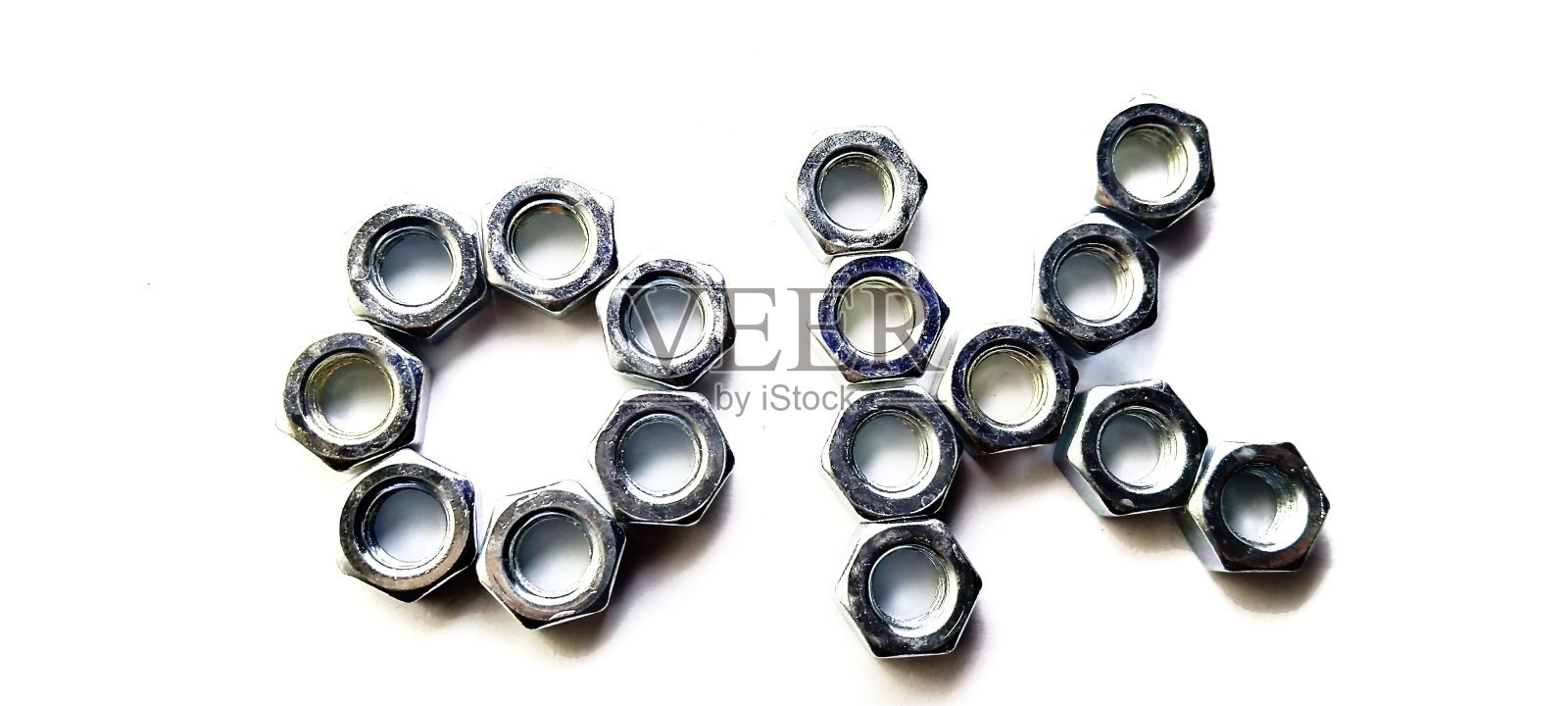 白色桌子上的六角螺母。照片摄影图片