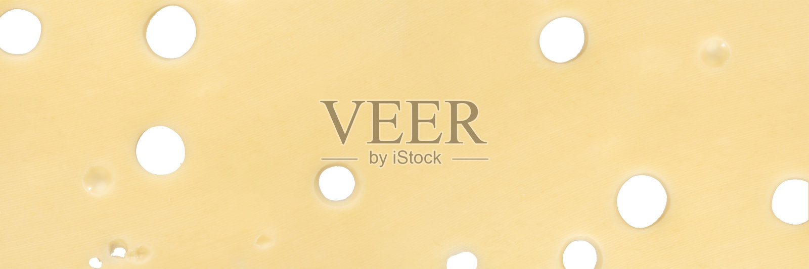 奶酪的质地与大洞接近。埃曼塔尔奶酪特写，有大洞，孤立在白色背景上。照片摄影图片