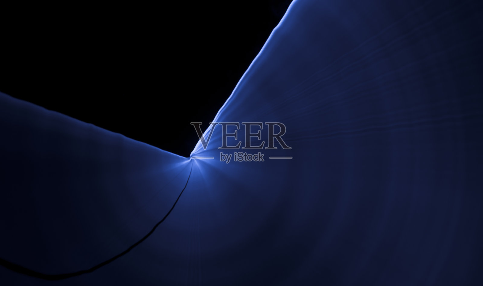 光的条纹在摆动和扭曲照片摄影图片