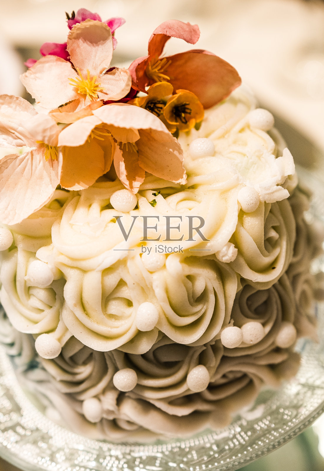 美丽的冰镇蛋糕与漩涡图案照片摄影图片