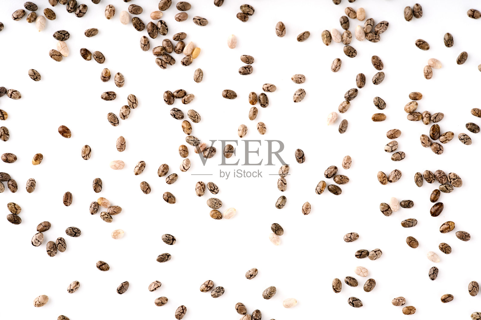 奇亚籽分离与白色背景。一堆健康的奇亚籽背景。照片摄影图片