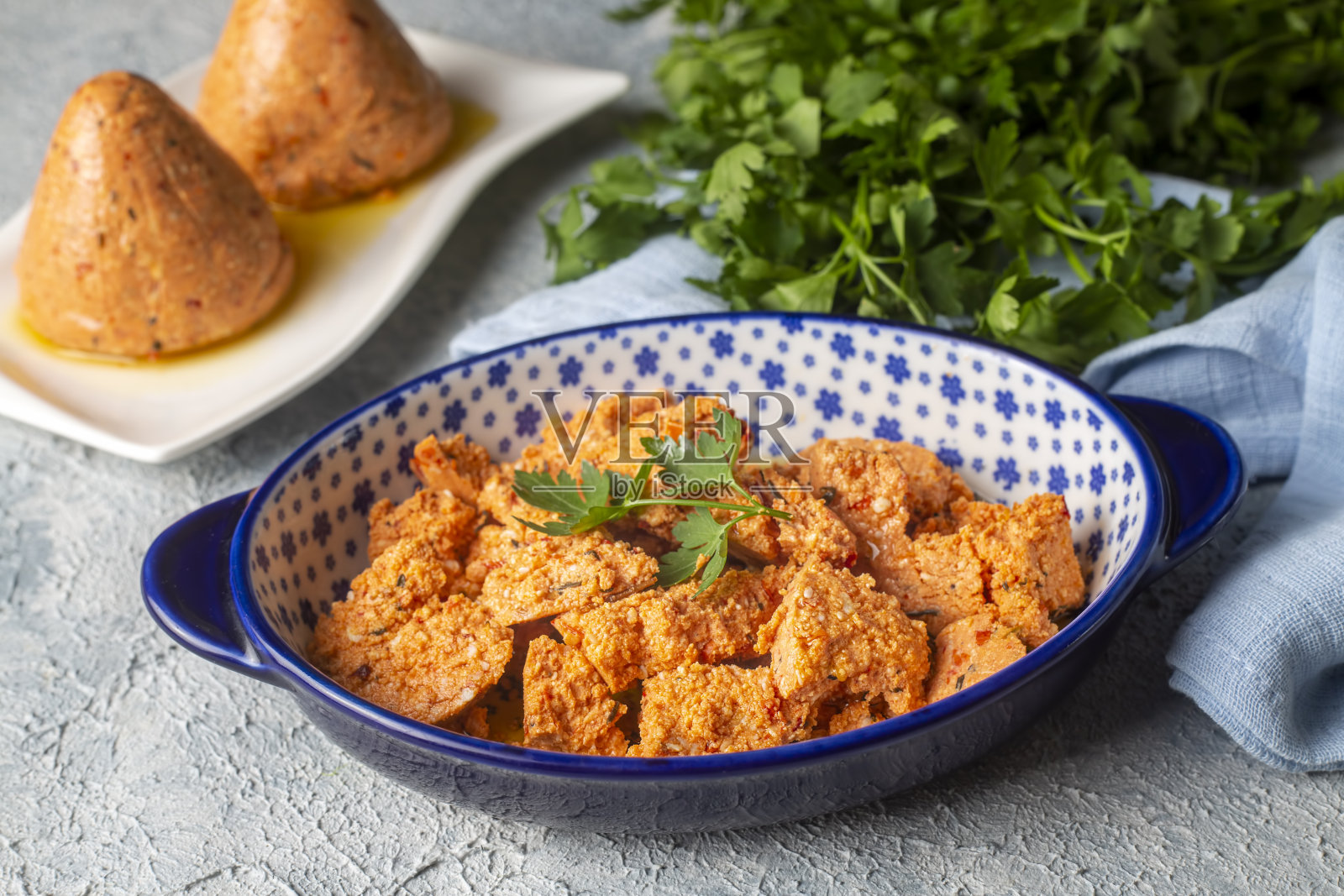 来自土耳其哈塔伊的传统土耳其辣味乳酪球和橄榄油。(土耳其的名字;Surk peynir)照片摄影图片