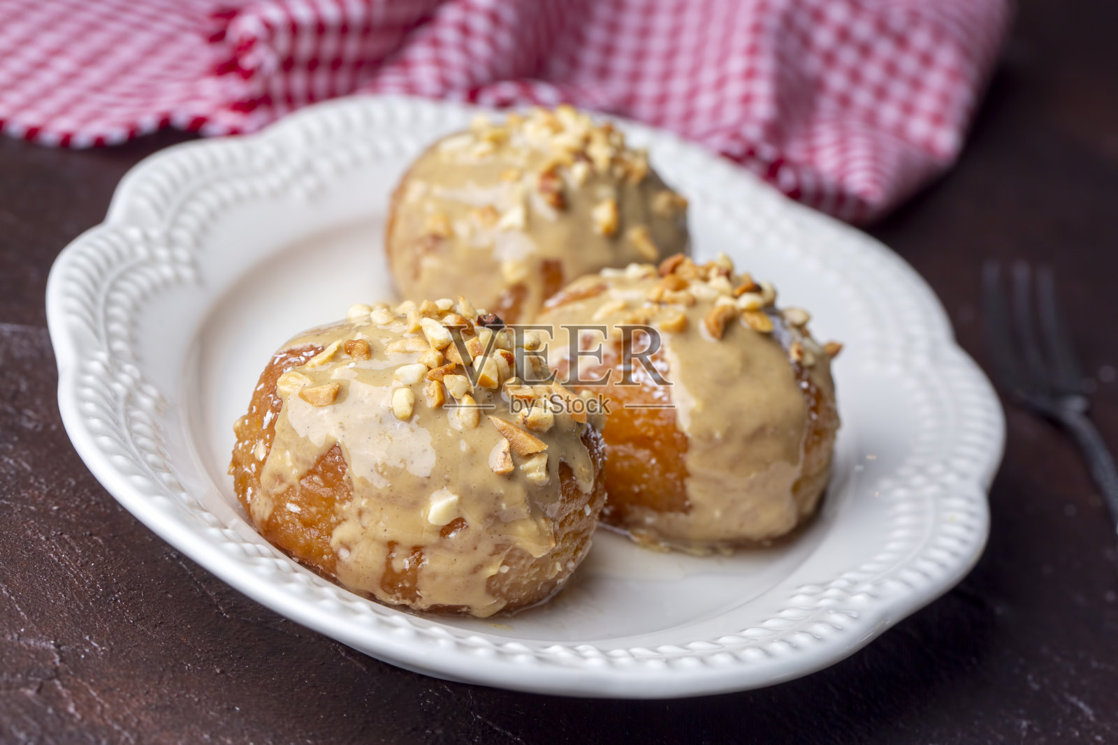 传统美味的土耳其甜点;芝麻酱和榛子配上凯末尔帕萨甜点照片摄影图片