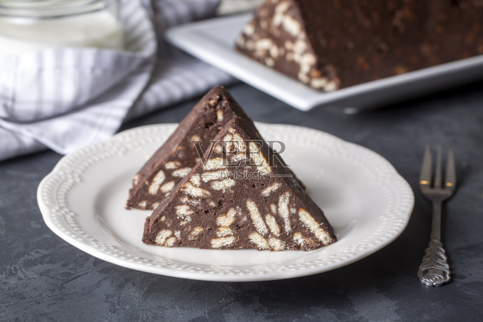 美味的马赛克巧克力和饼干蛋糕装在白色盘子里(土耳其名字;莫扎伊克意大利面照片摄影图片