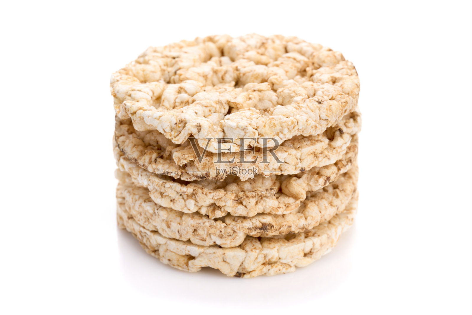 在白色背景上孤立的膨化米面包。年糕。白色背景上的圆形减肥薯片。圆形谷物面包，无酵母健康食品照片摄影图片