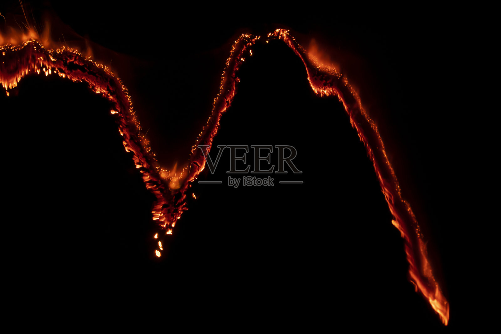 燃烧的纸，在黑色背景上发光的纸边照片摄影图片