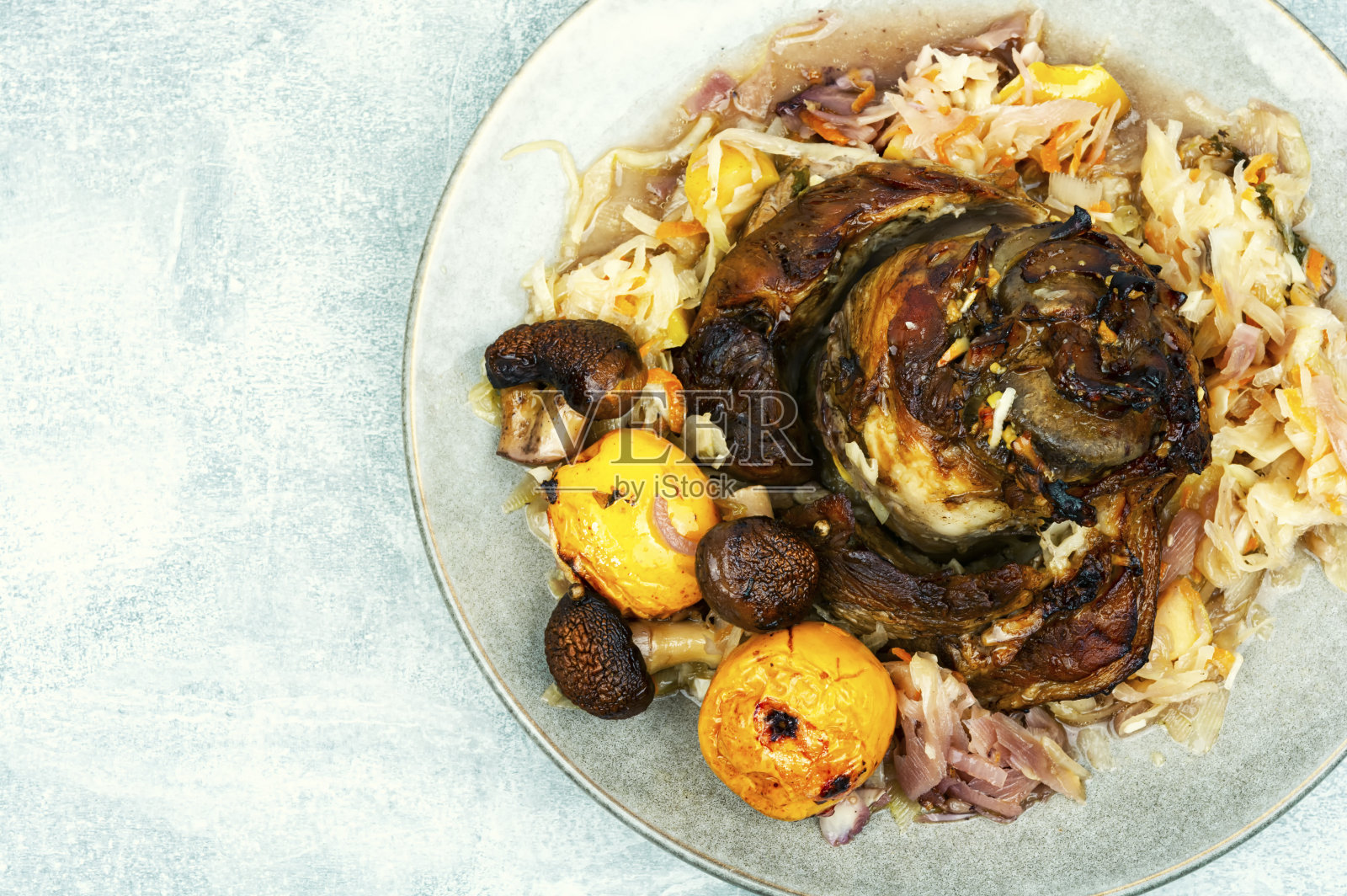 盘子里有烟熏猪肉火腿。照片摄影图片