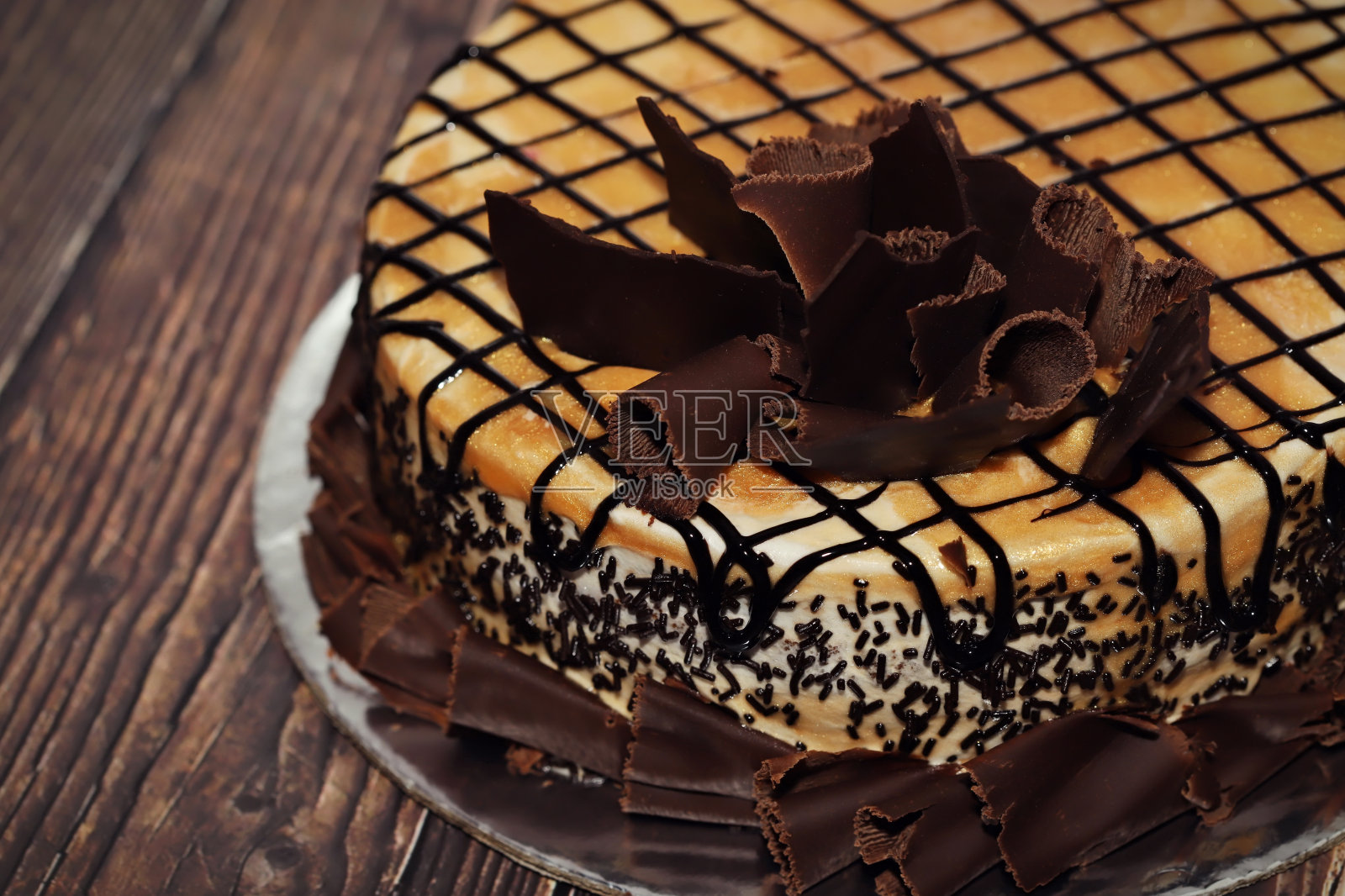 盘子里的巧克力蛋糕照片摄影图片