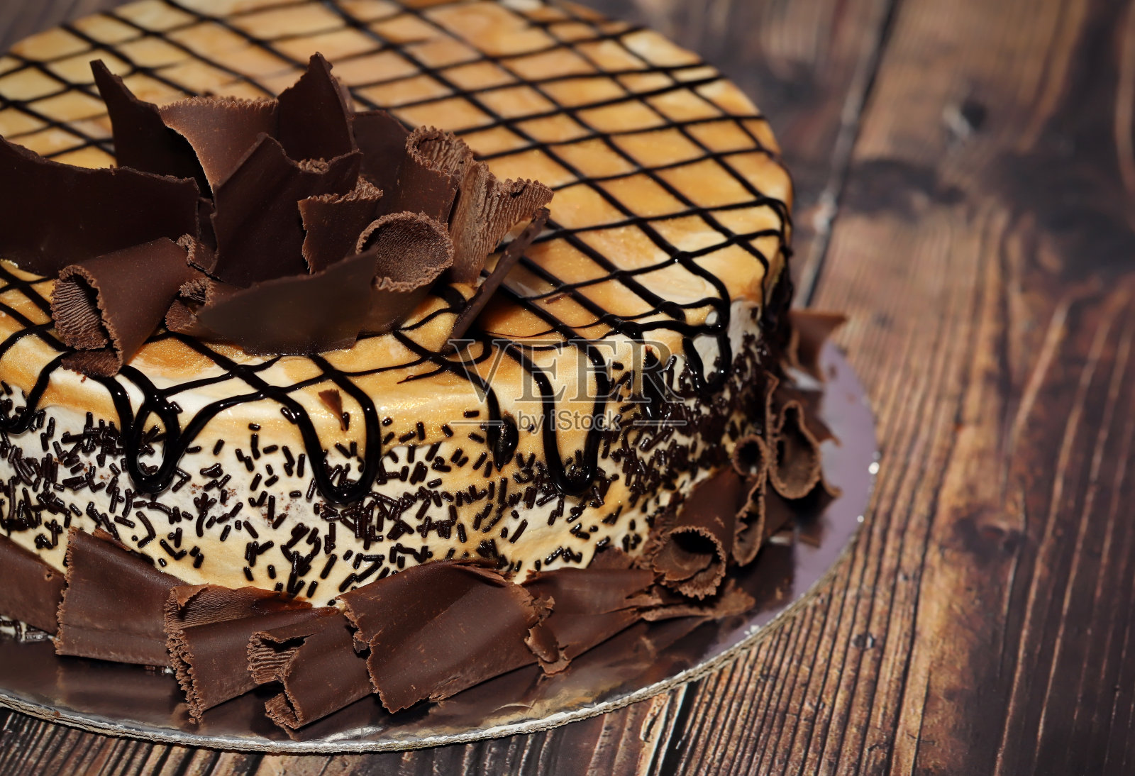 盘子里的巧克力蛋糕照片摄影图片