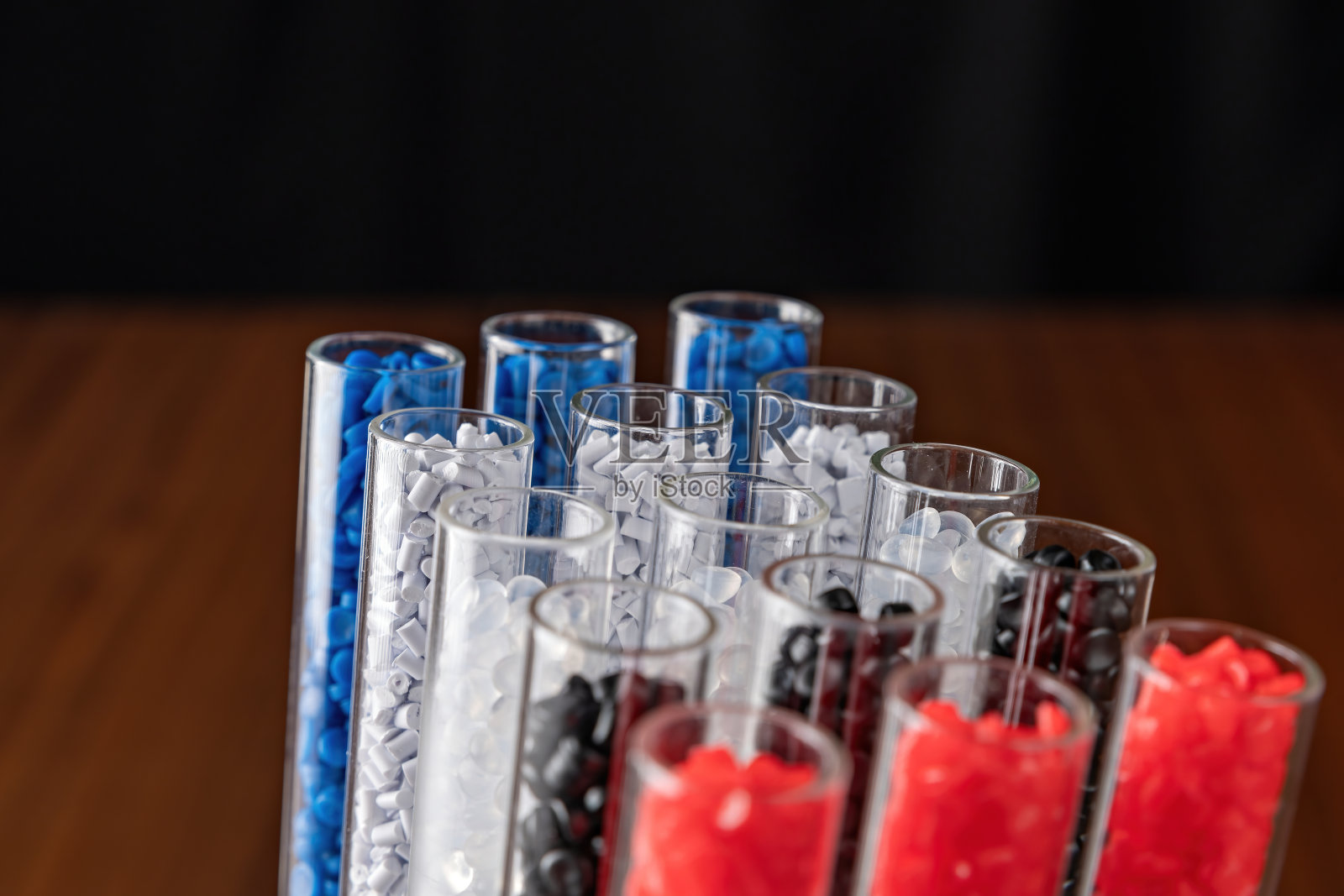 白色塑料颗粒，塑料聚合物颗粒，手持聚合物颗粒，水管原料，石油化工和复合挤出塑料，工厂聚乙烯树脂。照片摄影图片