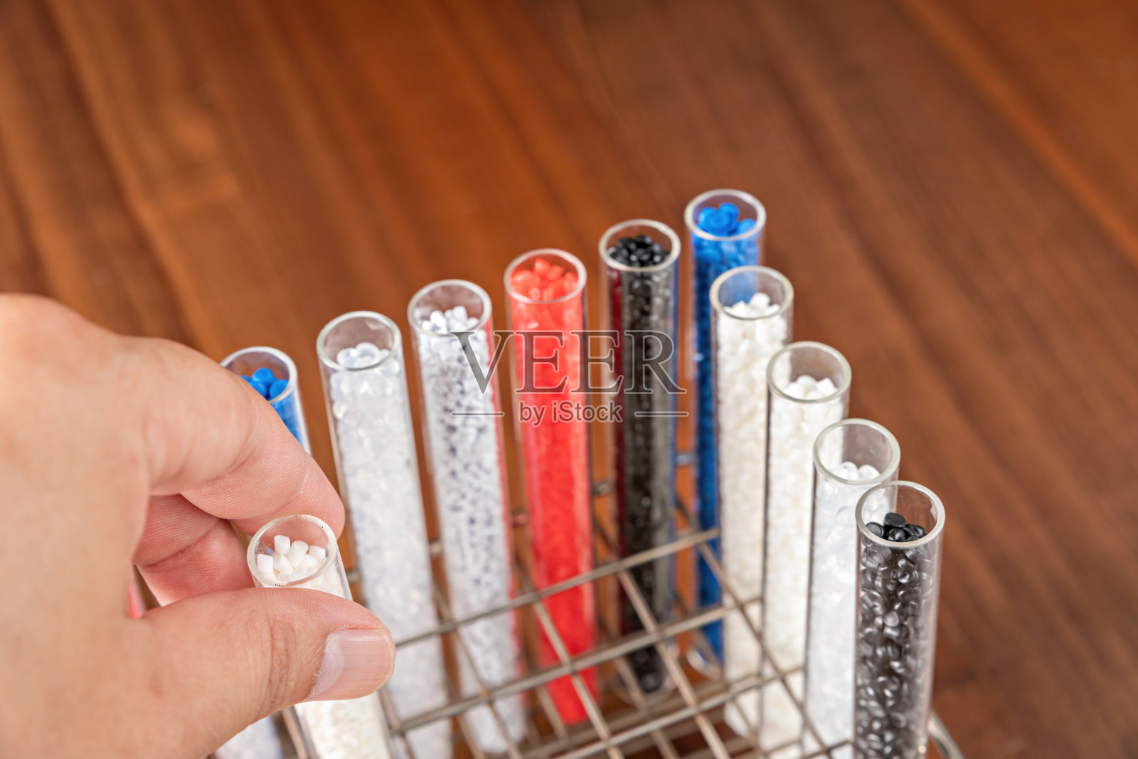 白色塑料颗粒，塑料聚合物颗粒，手持聚合物颗粒，水管原料，石油化工和复合挤出塑料，工厂聚乙烯树脂。照片摄影图片