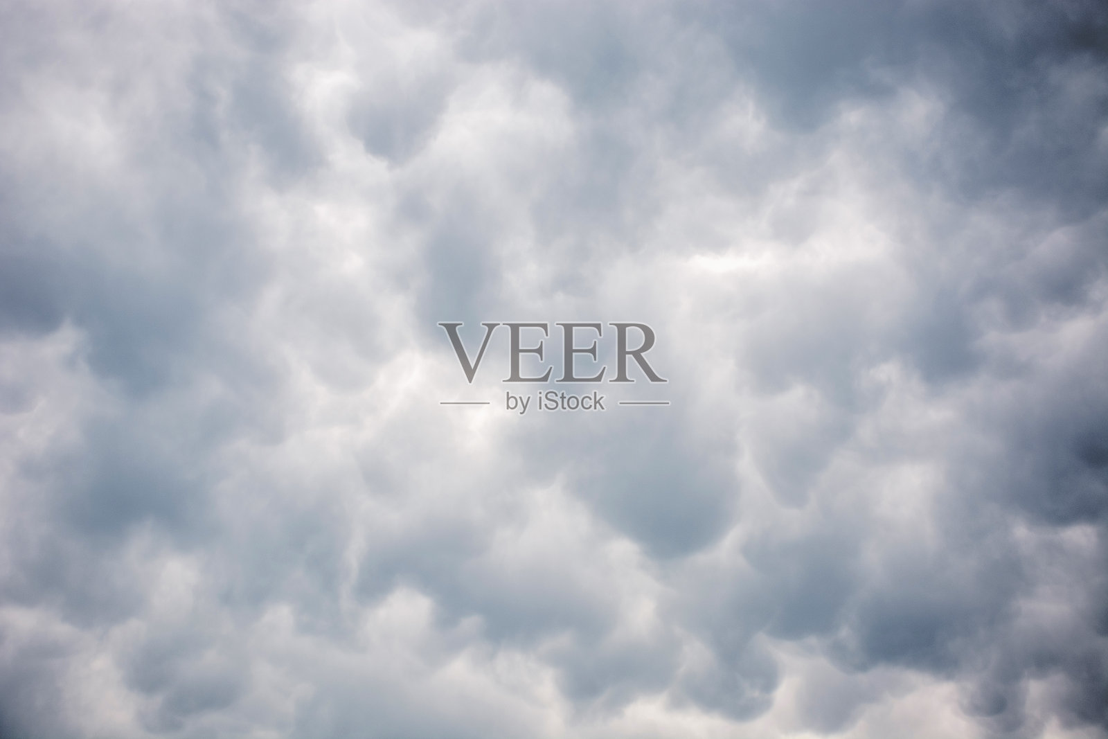 乌云密布的灰色天空照片摄影图片