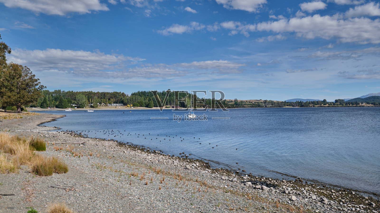 阿瑙镇的阿瑙湖照片摄影图片