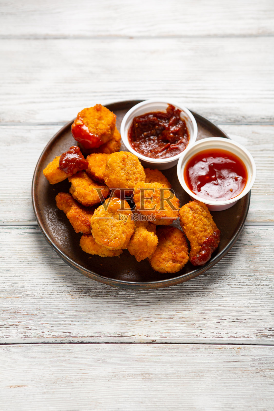 餐盘和蘸料上的快餐鸡块照片摄影图片